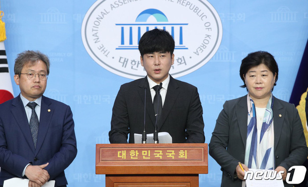 Anh trai cô đã không ngừng thúc đẩy đưa 