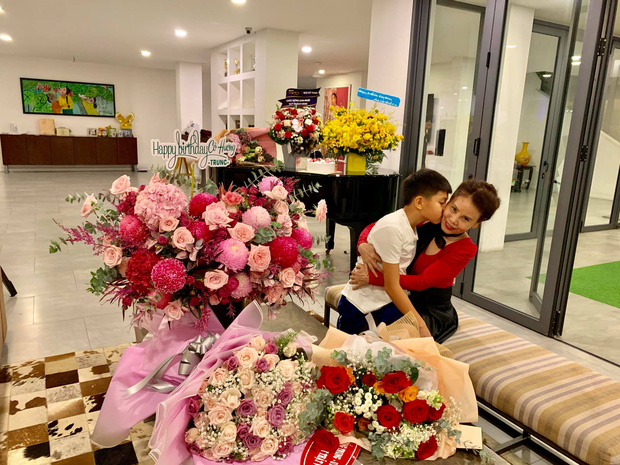 Trước đó, mẹ Hà Hồ cũng đăng ảnh bên trong phòng khách rộng rãi