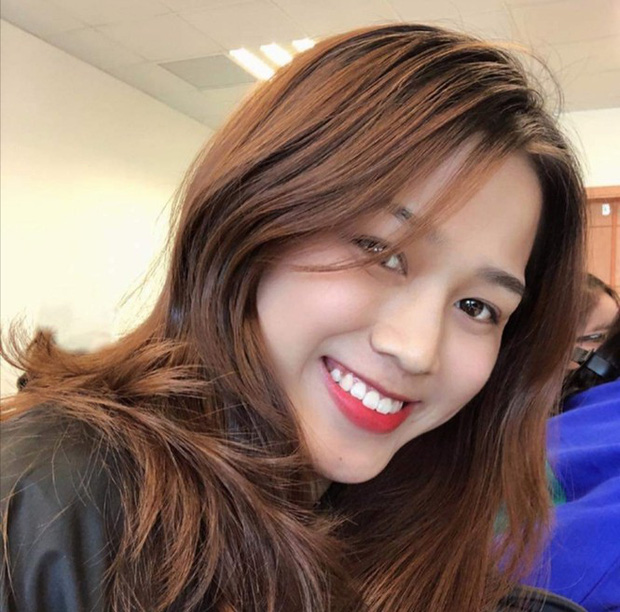 Cô gây ấn tượng bởi đôi mắt to tròn, nụ cười tươi tắn