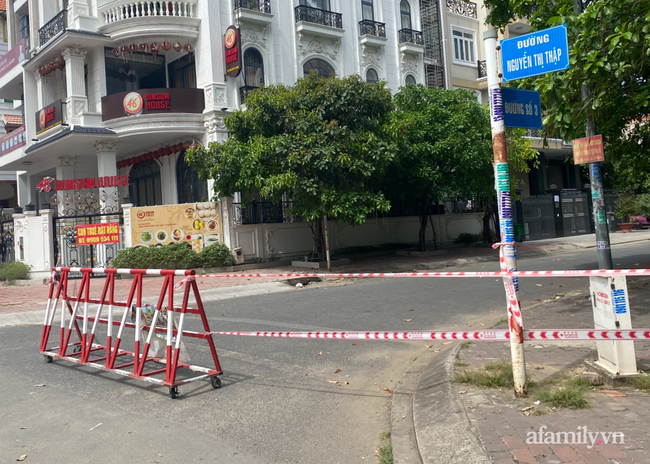 Đầu đường số 3 giao với đường Nguyễn Thị Thập (quận 7) bị phong tỏa để phục vụ điều tra.