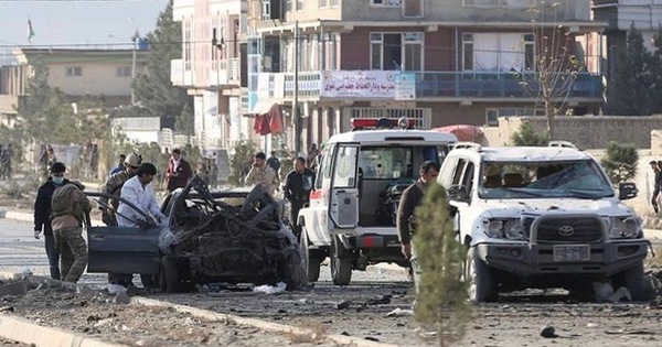 Hiện trường bị đánh bom liều chết ở Ghanzi, miền Đông Afghanistan. Ảnh: Brecorder