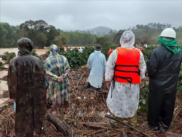 Nước dâng cao khiến cho công tác cứu hộ gặp khó khăn. Ảnh: TTXVN phát