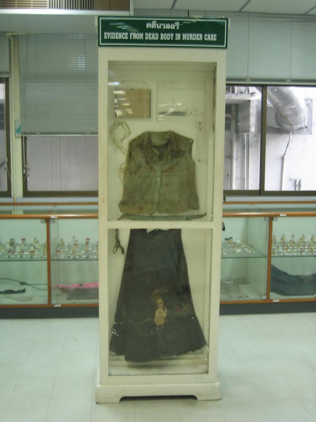 Quần áo thi thể nạn nhân trưng bày trong bảo tàng ngày nay