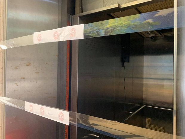 Bên trong chiếc thang máy gặp sự cố