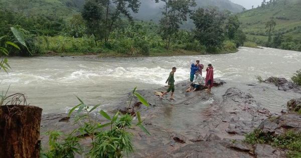 Lực lượng chức năng huyện Khánh Sơn bị kẹt ở suối