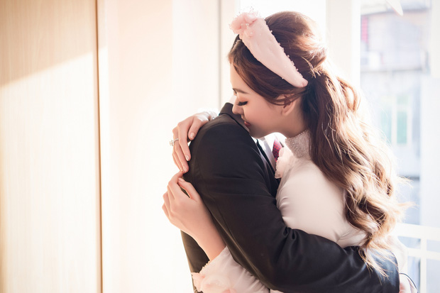 Tường San ôm lấy ôm xã cực hạnh phúc trong ngày lễ rước dâu diễn ra vào sáng ngày 30/11. Đây cũng là hình ảnh hiếm hoi của Tường San và chồng được cô chia sẻ