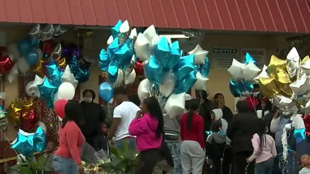 Người dân tham gia buổi cầu nguyện tại hiện trường vụ việc