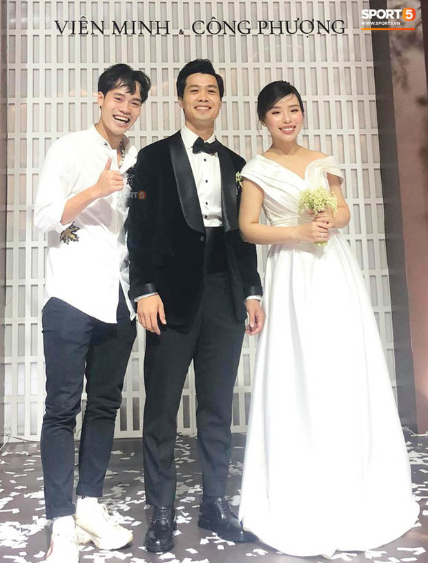 Văn Toàn đích thị là khách mời lầy lội và vui tươi nhất trong hôn lễ tại TP.HCM và Phú Quốc của vợ chồng Công Phượng