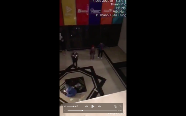 Nếu không chú ý có thể bị rơi xuống phía dưới. (Ảnh cắt từ clip).