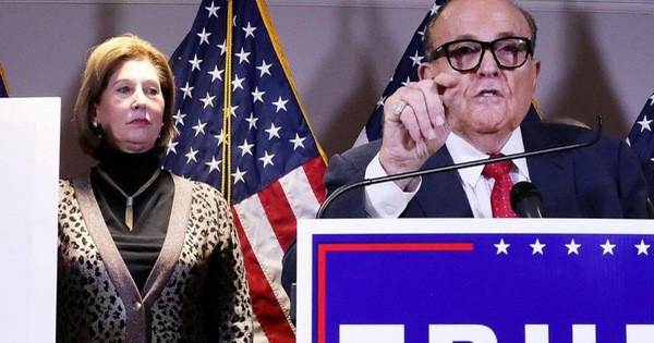 Bà Sidney Powell (trái) và ông Rudy Giuliani tại một cuộc họp báo hôm 19-11. Ảnh: Reuters