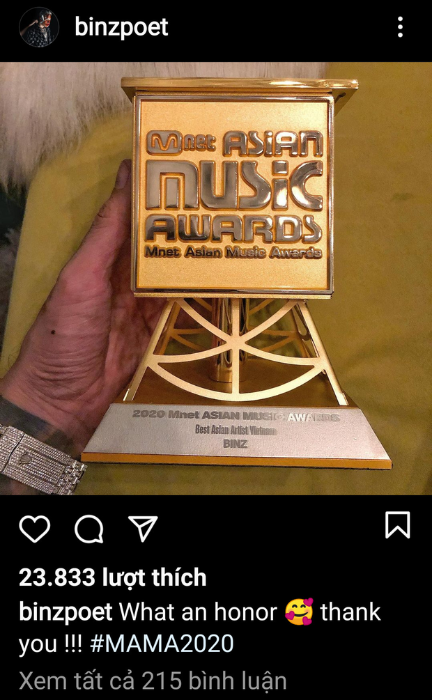 Hình ảnh Binz khoe cúp MAMA 2020 trước đó