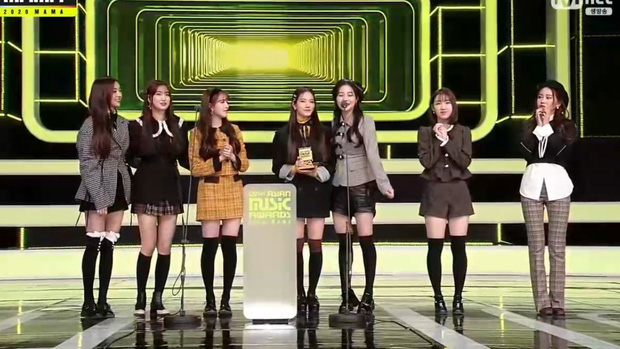 ... và Weeekly đạt giải Tân binh của năm