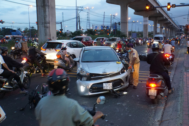 Lực lượng chức năng xử lý hiện trường