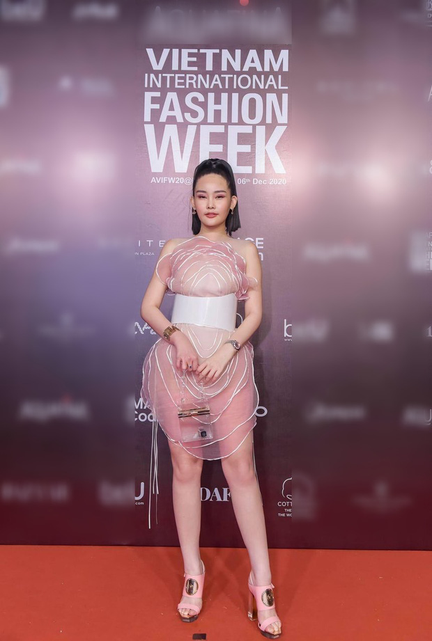Hình ảnh Lê Âu Ngân Anh trên thảm đỏ Vietnam International Fashion Week 2020