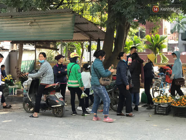 Hàng xóm xôn xao bàn tán về sự việc