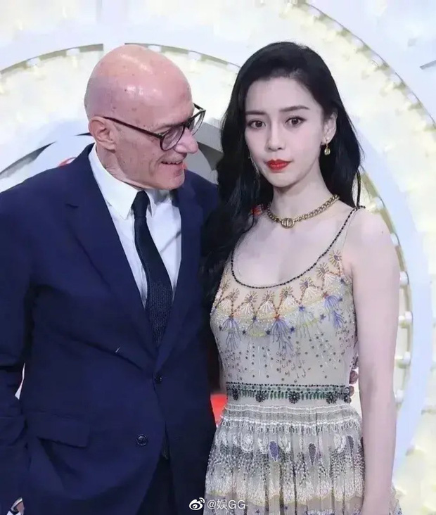 Đối tác ngoại quốc đặt một tay lên eo Baby, cùng với đó là ánh nhìn chằm chặp gây tranh cãi