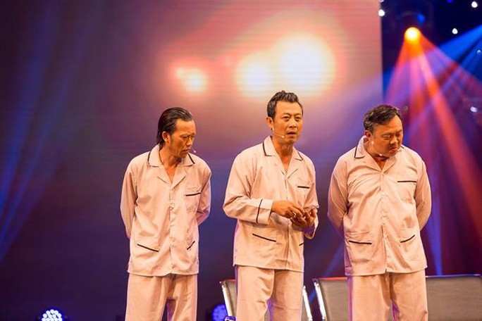 Nghệ sĩ Hoài Linh, Vân Sơn và Chí Tài trên sân khấu trong một tiểu phẩm hài