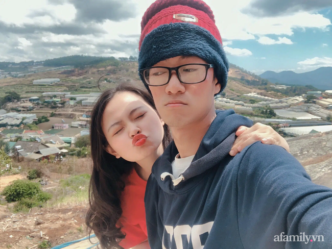 Cặp đôi Nhân và Tuyết chụp hình ở Đà Lạt.