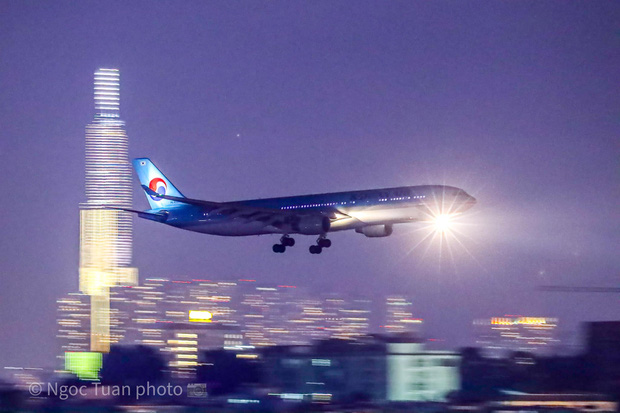 Đến 8 giờ 30 sáng ngày 13/12, linh cữu của cố nghệ sĩ sẽ được chuyển sang máy bay khác để về Mỹ (Ảnh: Ngọc Tuấn Photo)