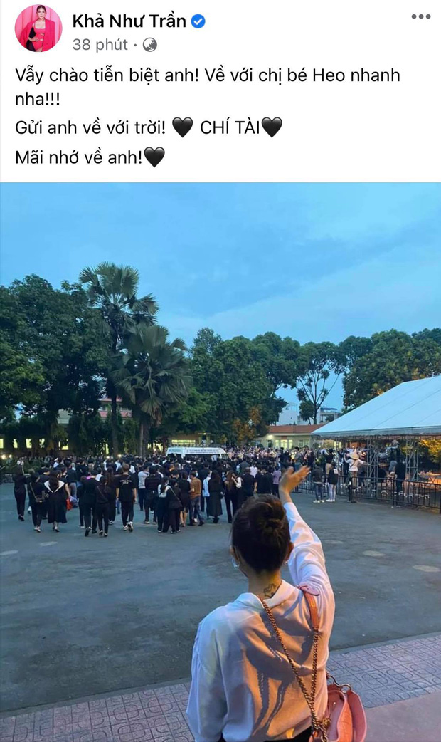 Khả Như hoà vào dòng người vẫy tay chào tạm biệt đàn anh