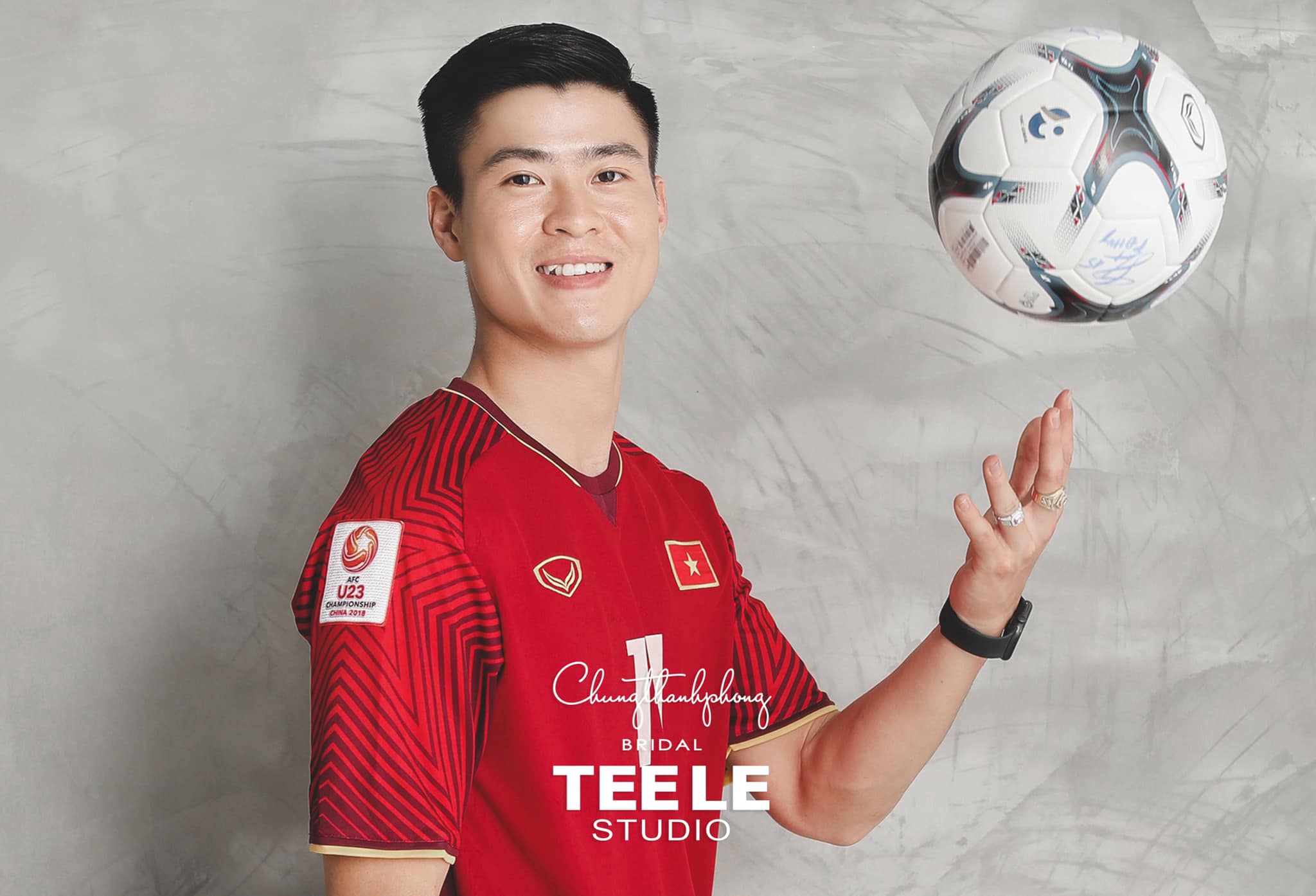 Duy Mạnh và Quỳnh Anh cũng từng chụp ảnh cưới theo concept bóng đá. 