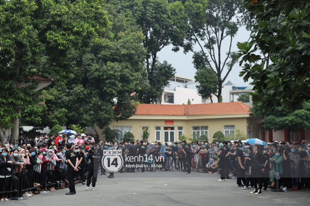 Gần đến giờ đưa tang, trời bất chợt đổ cơn mưa nhưng người dân vẫn cố nán lại để tiễn đưa cố nghệ sĩ Chí Tài