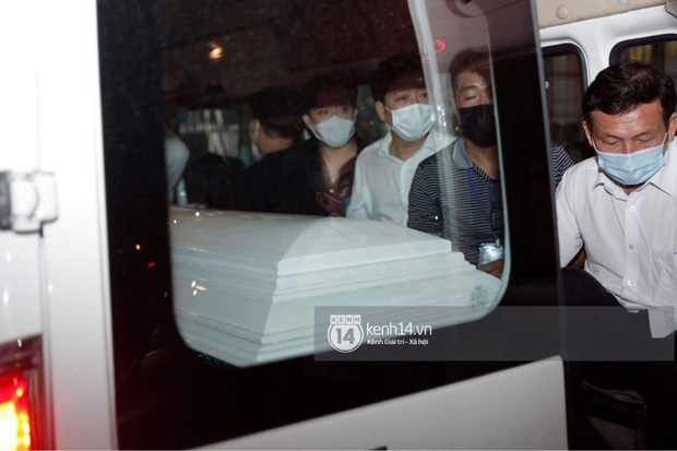 MC Đại Nghĩa cùng nhiều nghệ sĩ ngồi kề bên linh cữu, đưa cố NS Chí Tài ra sân bay để về Mỹ theo nguyện vọng của gia đình