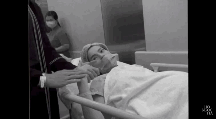 Khoảnh khắc Hà Hồ được người nhà động viên trước khi vào phòng sinh đôi trai gái