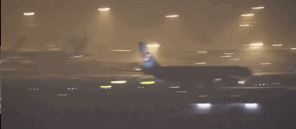 Khoảnh khắc chuyến bay cất cánh, đưa di hài người nghệ sĩ quá cố về với gia đình tại Mỹ (Nguồn: Ngọc Tuấn photo)