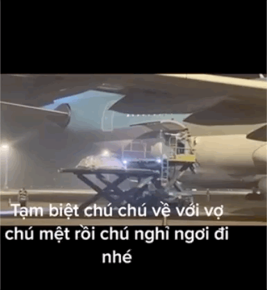Linh cữu của cố nghệ sĩ Chí Tài được đưa lên máy bay, chuẩn bị sang Mỹ (Nguồn: TikTok simle-linh)