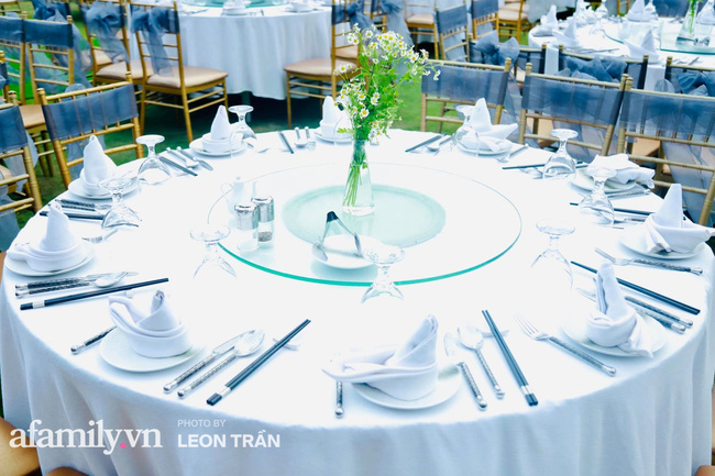 Bàn tiệc bố trí đơn giản, sang trọng với tông trắng