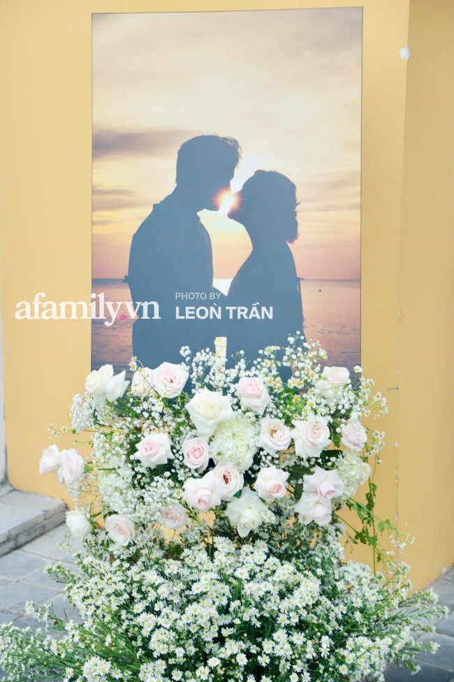 Ảnh cưới của Quý Bình và vợ được đặt ở dọc lối đi vào tiệc cưới