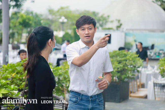 Quý Bình cẩn thận kiểm tra trước giờ bắt đầu tiệc