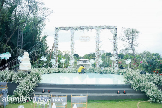 Sân khấu được thiết kế đơn giản nhưng sang trọng