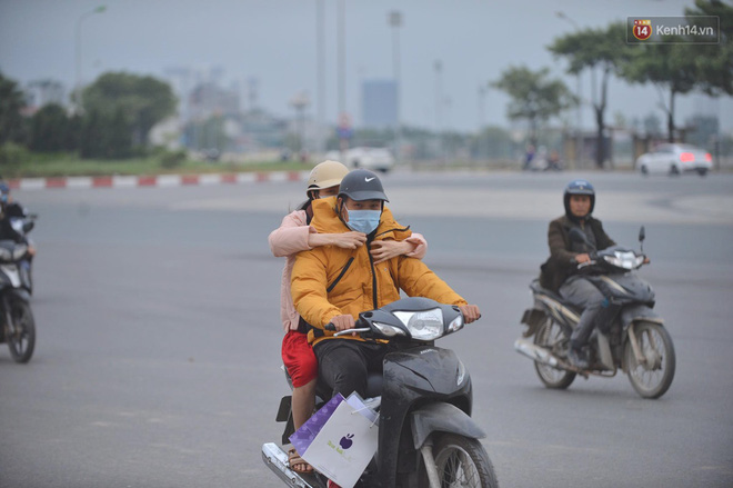 Người dân co ro trong cái rét đột ngột. (Ảnh: Đinh Huy)