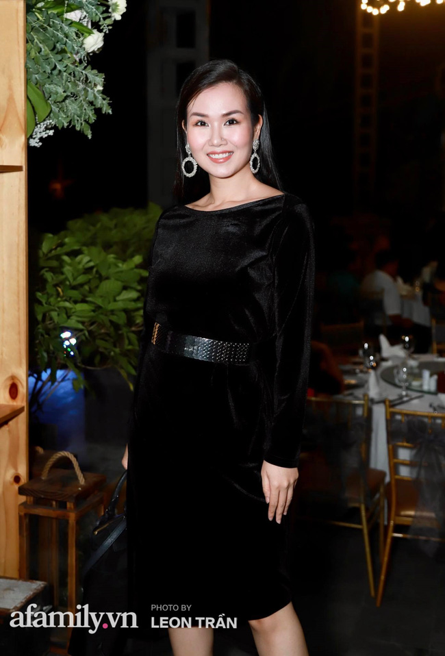 Võ Hạ Trâm cực sang chảnh tại tiệc cưới đồng nghiệp