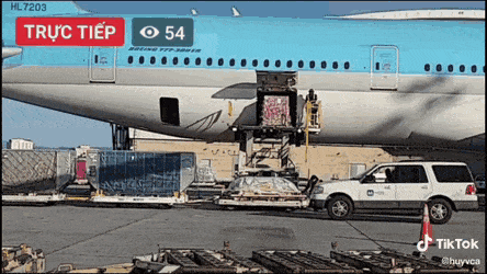 Hình ảnh linh cữu nghệ sĩ Chí Tài nằm lặng lẽ cô đơn giữa sân bay làm nhiều người không khỏi đau lòng, xót xa