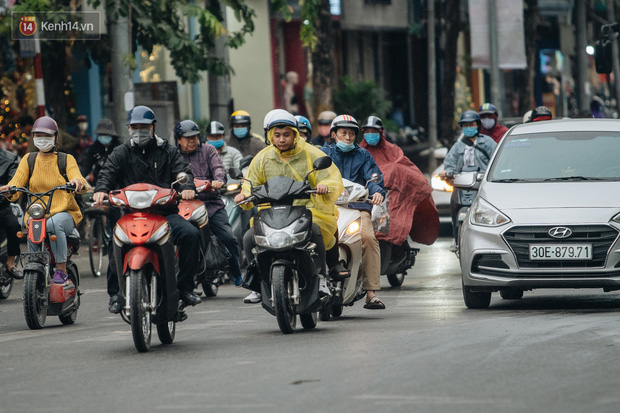 Nhiều khu vực của thành phố đã có mưa nhỏ. (Ảnh: Minh Nhân)