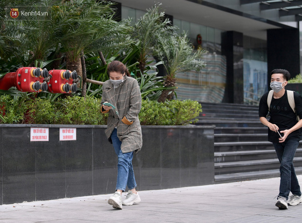 Gió to khiến người đi bộ co ro. (Ảnh: Phương Thảo)