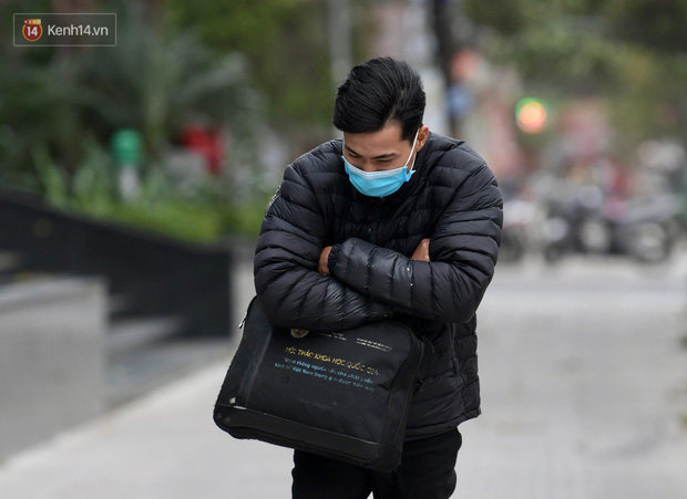 Dù đã mặc áo ấm, nam thanh niên vẫn không chịu nổi đợt không khí lạnh được nhận xét rất mạnh. (Ảnh: Phương Thảo)