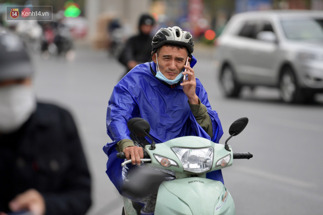 Trung tâm Dự báo Khí tượng Thủy văn cảnh báo, mây đối lưu hình thành trên khu vực huyện Thanh Trì, quận Hoàng Mai và quận Long Biên, dự báo có mưa, mưa rào và có thể có dông. Trong cơn dông cần đề phòng có gió giật mạnh. (Ảnh: Phương Thảo) 