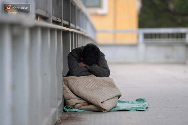 Người vô gia cư ngủ tạm ở cầu vượt bộ hành trường ĐH Khoa học Xã hội và Nhân văn. (Ảnh: Phương Thảo)