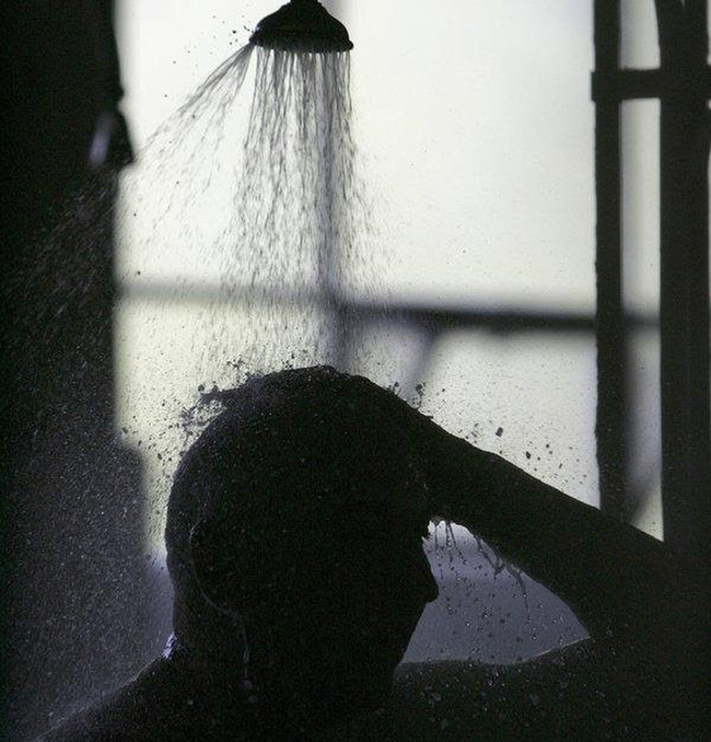 Dù tắm đêm vì bất cứ lý do gì thì hành động này cũng rất dễ khiến bạn bị đột quỵ.