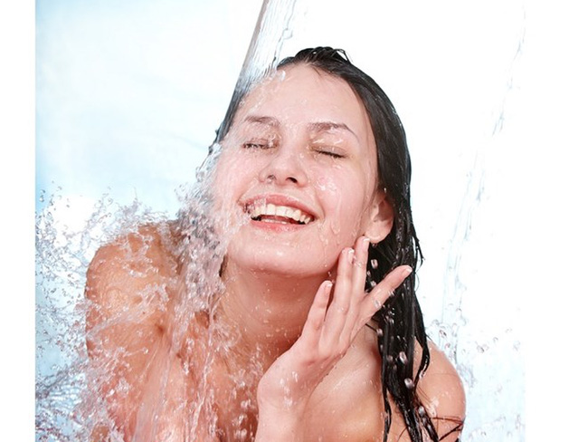 Nên tắm ở nơi được che chắn kín gió, tốt nhất là tắm trong phòng tắm khép kín để đảm bảo sức khỏe.