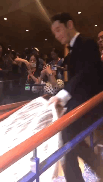 Khoảnh khắc Huỳnh Hiểu Minh cố nắm váy giúp vợ nhưng Angelababy lại đi rất nhanh.