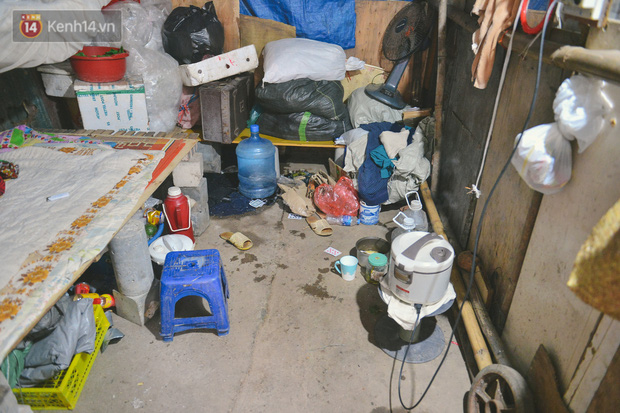 Căn phòng bừa bộn của bà Thành