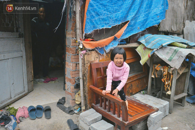 Bà Lĩnh và cô cháu gái 5 tuổi tên Sâu trong căn nhà tạm bợ
