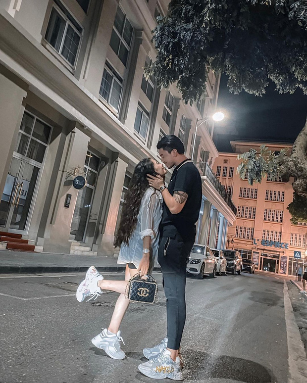 Bức ảnh được fan nhắc tới, đây là lúc Kiều Anh đang đón sinh nhật cùng ông xã, dù bầu bí nhưng không mấy ai phát hiện ra được