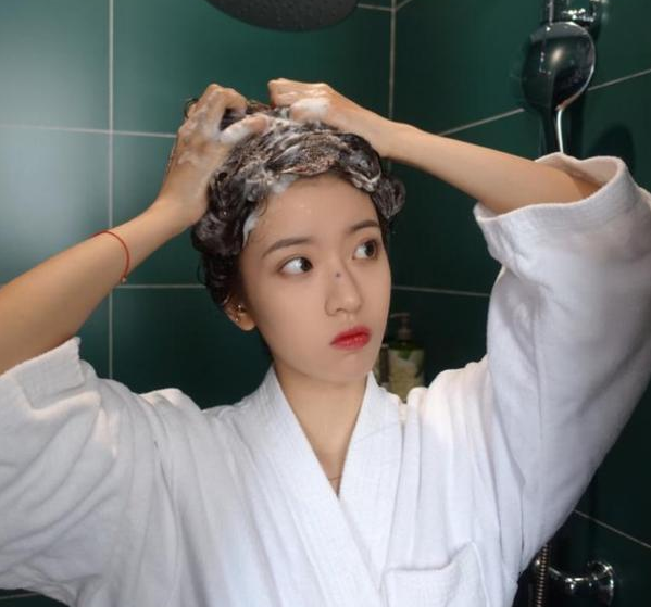 Việc tắm đêm dễ dẫn tới hiện tượng co mạch máu, có thể gây tai biến, đột quỵ.