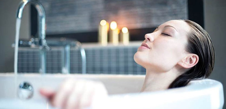 Không nên tắm gội vào sáng sớm, khi vừa ngủ dậy.